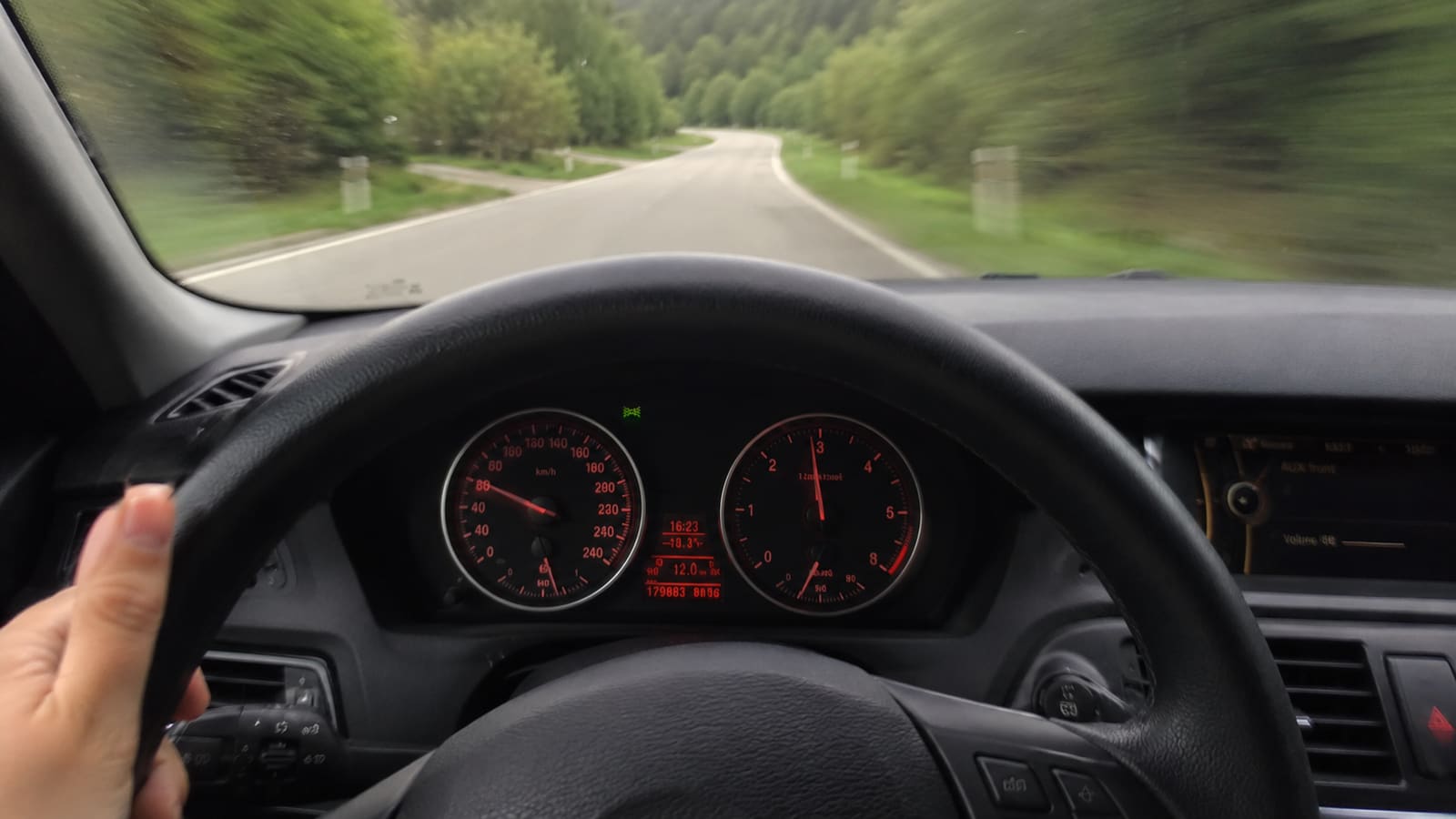 Vezetés közben ingadozó műszerfal, remegő motor